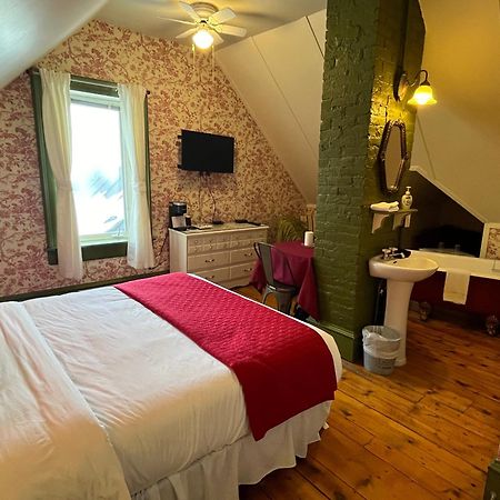 Hotel La Belle Victorienne Magog Esterno foto