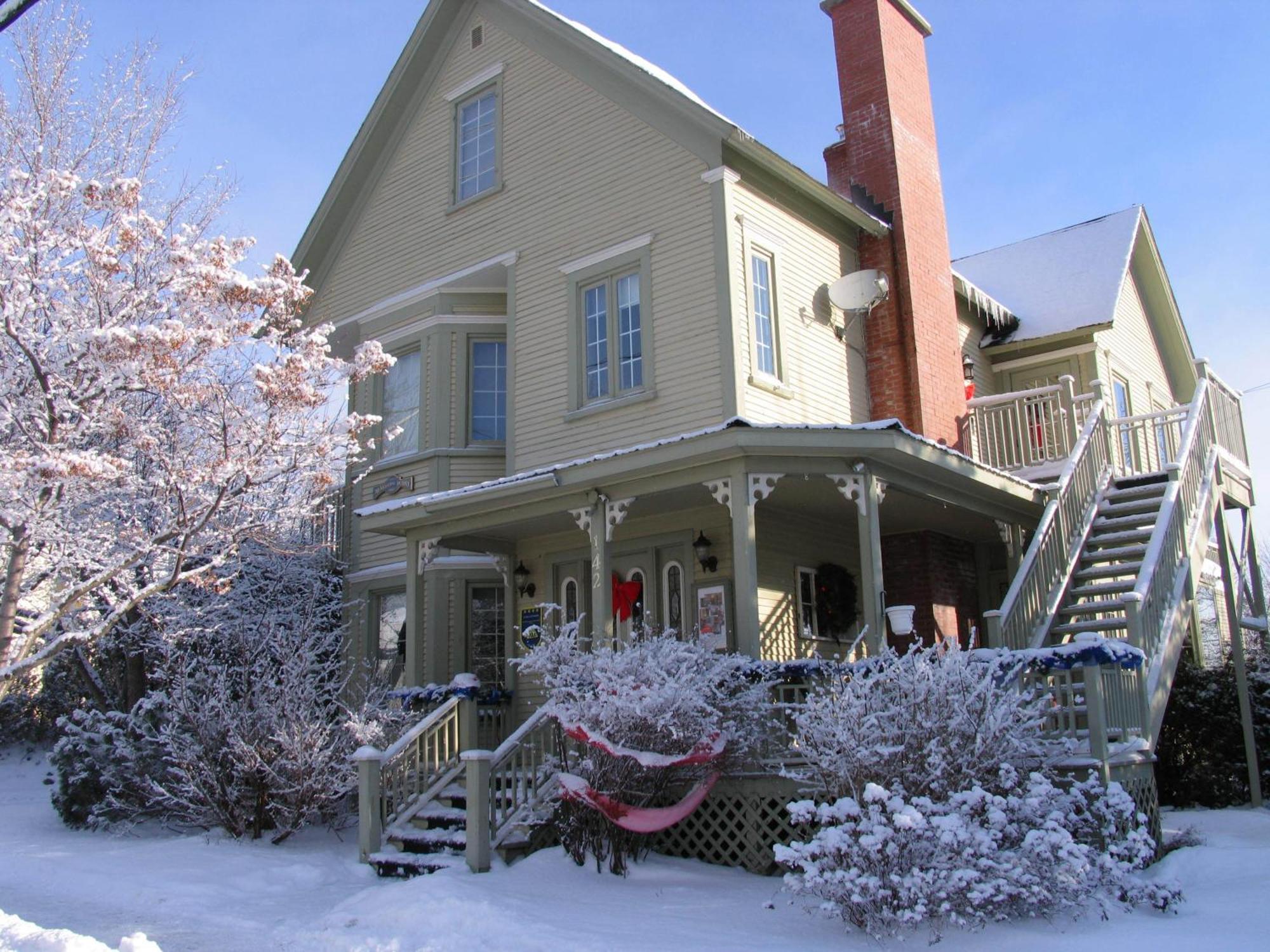 Hotel La Belle Victorienne Magog Esterno foto