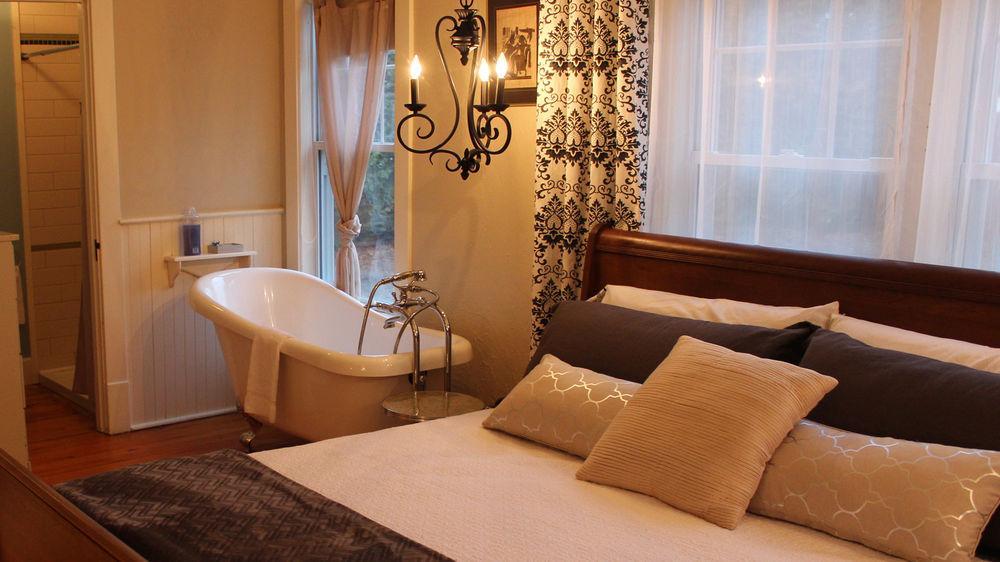 Hotel La Belle Victorienne Magog Esterno foto