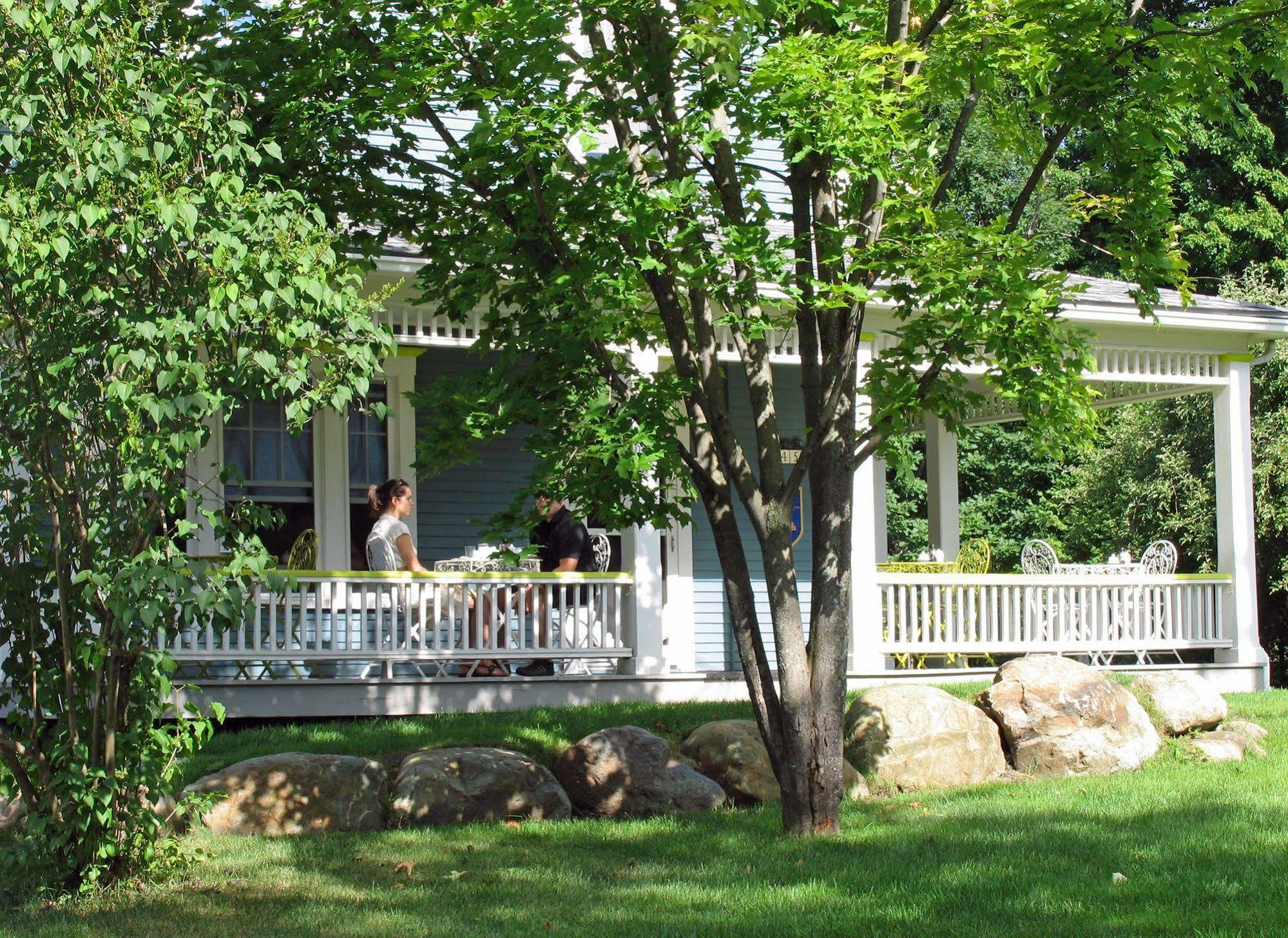 Hotel La Belle Victorienne Magog Esterno foto