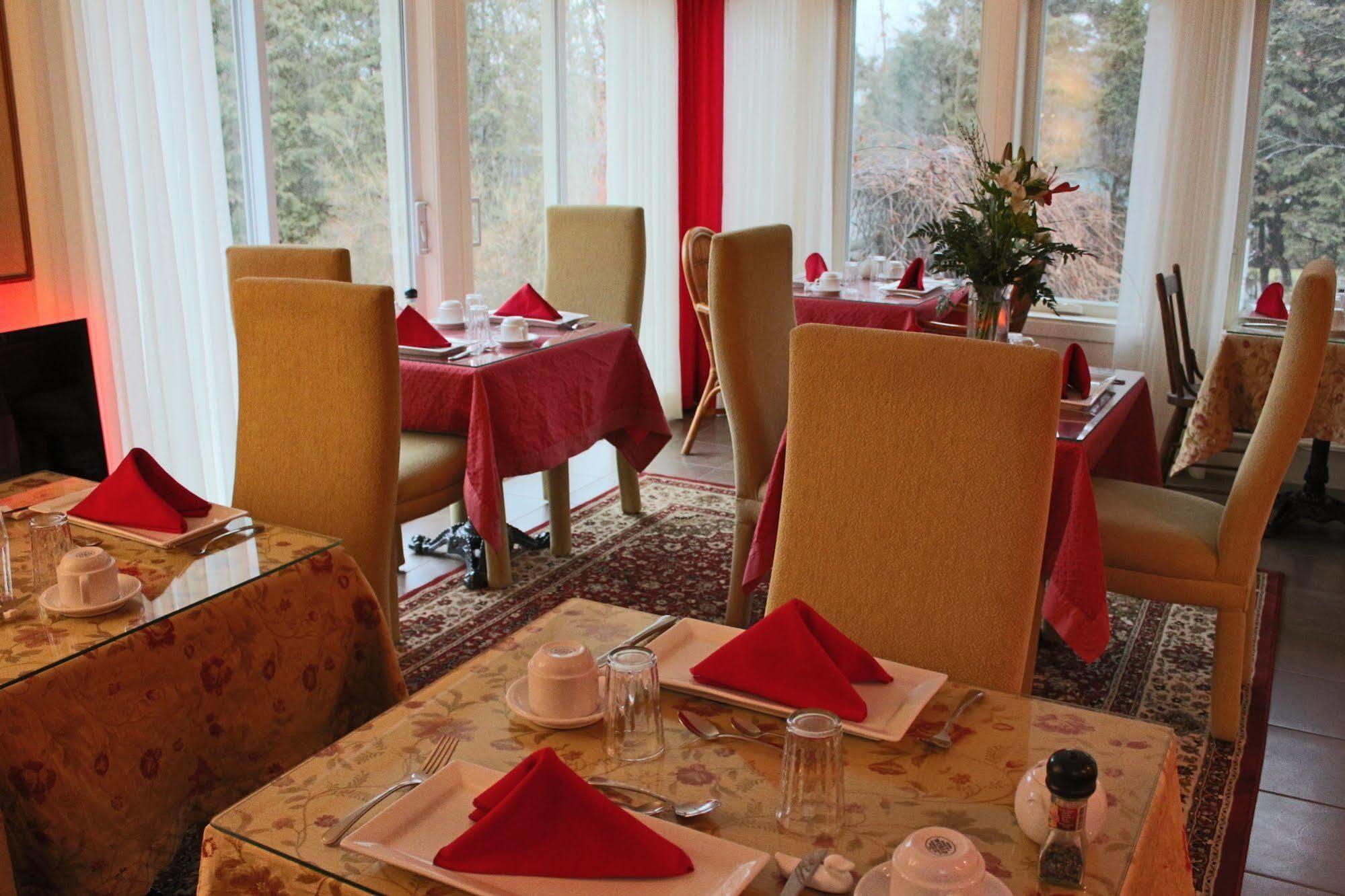 Hotel La Belle Victorienne Magog Esterno foto