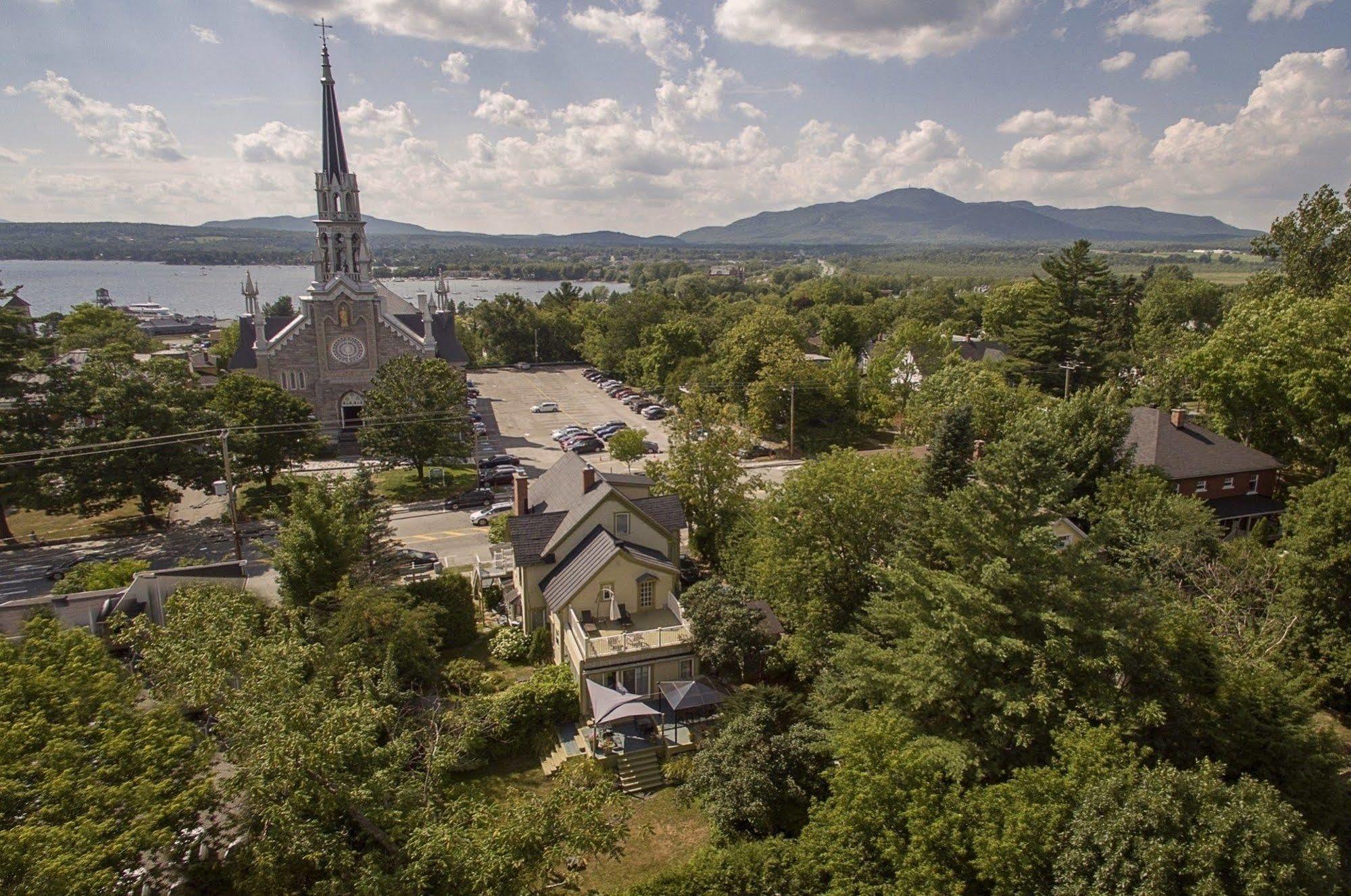 Hotel La Belle Victorienne Magog Esterno foto