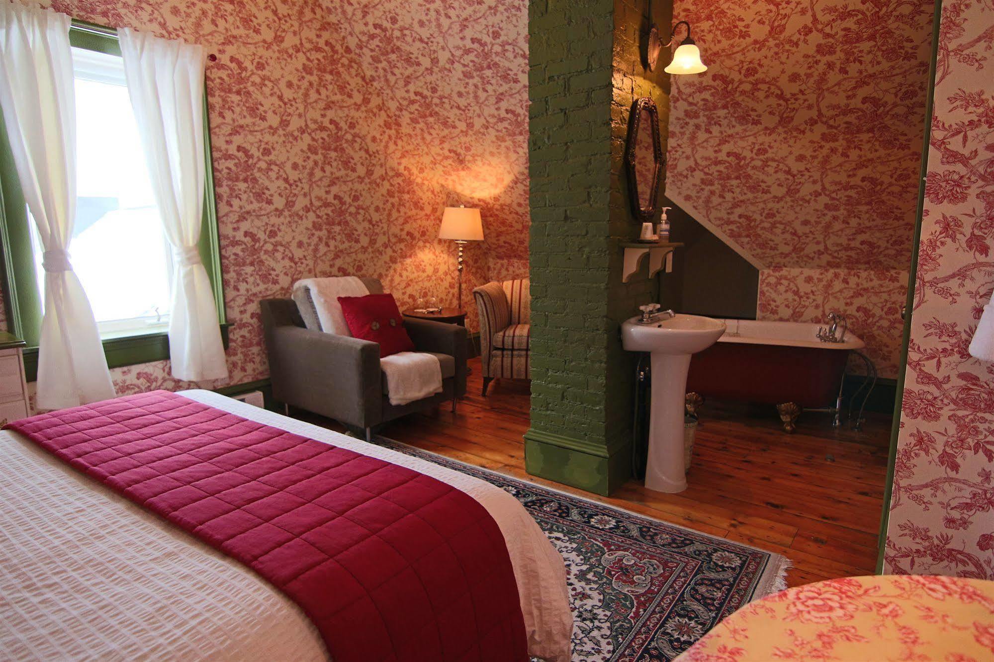 Hotel La Belle Victorienne Magog Esterno foto