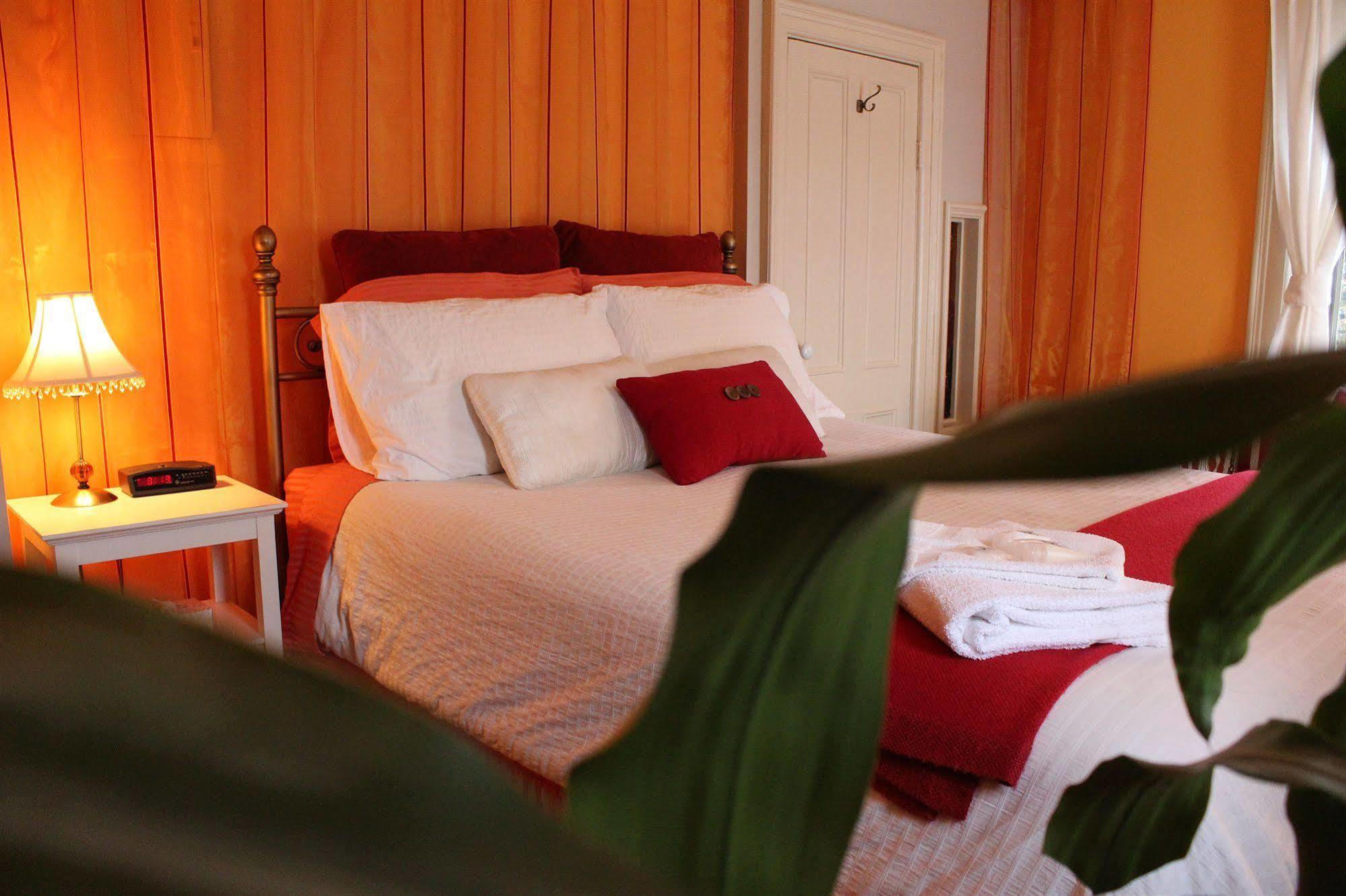 Hotel La Belle Victorienne Magog Esterno foto