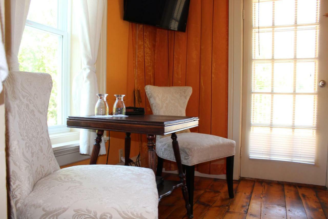 Hotel La Belle Victorienne Magog Esterno foto