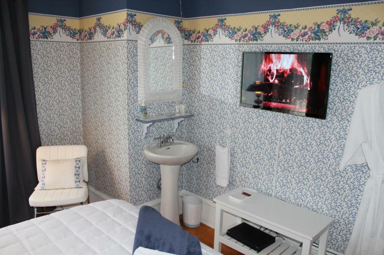 Hotel La Belle Victorienne Magog Esterno foto